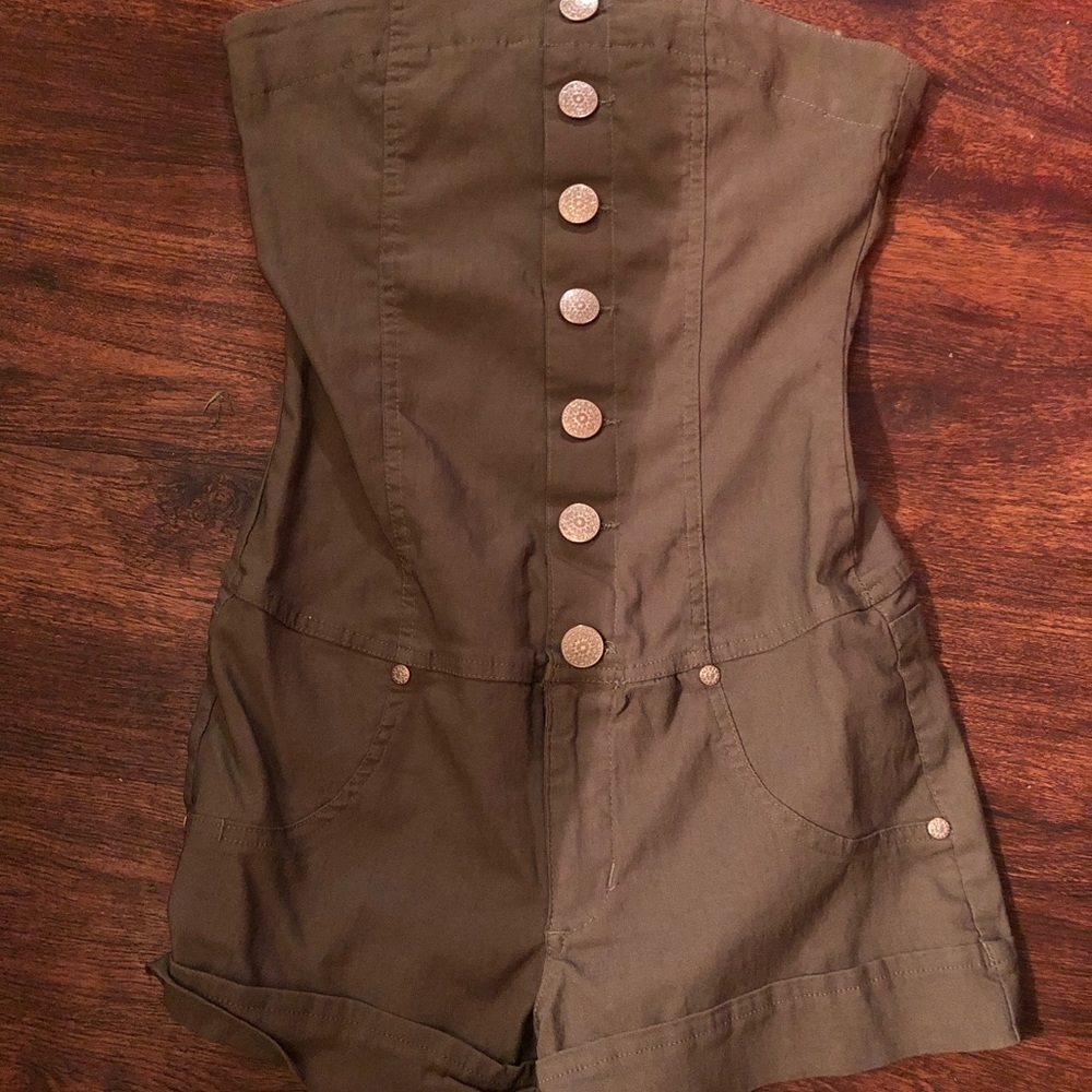 Pockets in the back. Buttons top to bottom.